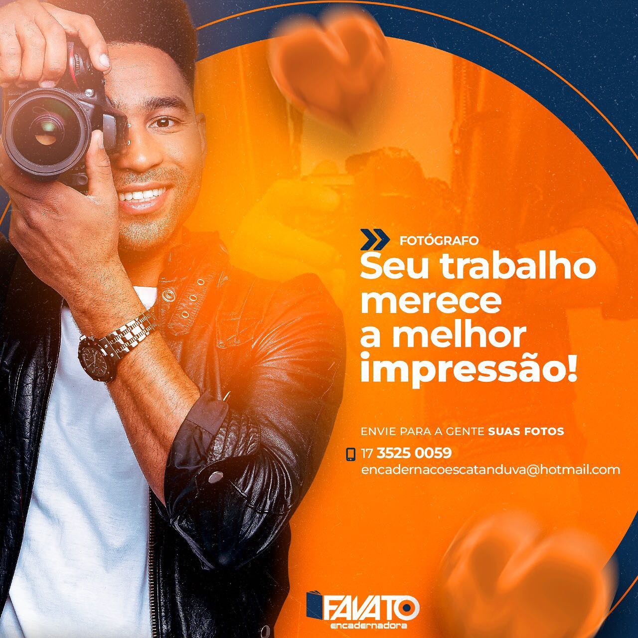 Mãos encadernando um livro antigo